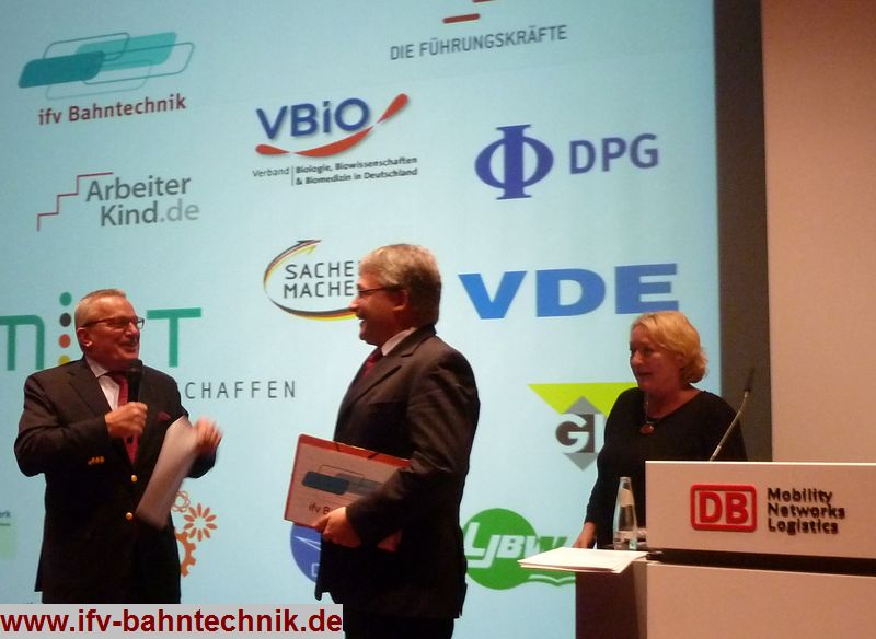 FACHKRAEFTEUEBERSCHUSS - statt Fachkraeftemangel