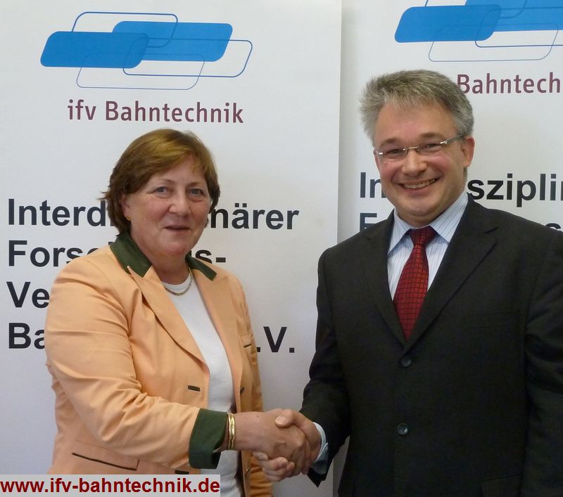 FACHKRAEFTEUEBERSCHUSS - statt Fachkraeftemangel