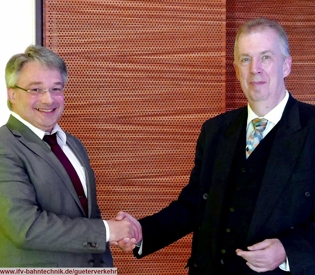 01_02_WIERIKS.png - Botschaftsrat Koos WIERIKS (Leiter der Abteilung Infrastruktur und Umwelt - [Königlich Niederländische Botschaft in Deutschland]:Aktuelle Aspekte der Verkehrspolitik: Bedeutung des Schienengüterverkehrs im internationalen Kontext (Grußwort)