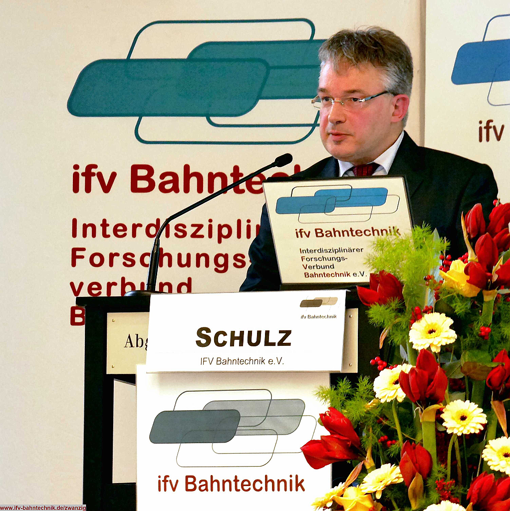 03_01_SCHULZ_IFV-Bahntechnik_Copyright2015.png - Diplom-Volkswirt E. SCHULZ (Geschäftsführer) - [IFV Bahntechnik e.V.]:Ausblick und Perspektiven: Neue Projekte und Initiativen des IFV BAHNTECHNIK e.V. zur systematischen Förderung des Fortschritts in der Bahn- und Verkehrstechnik