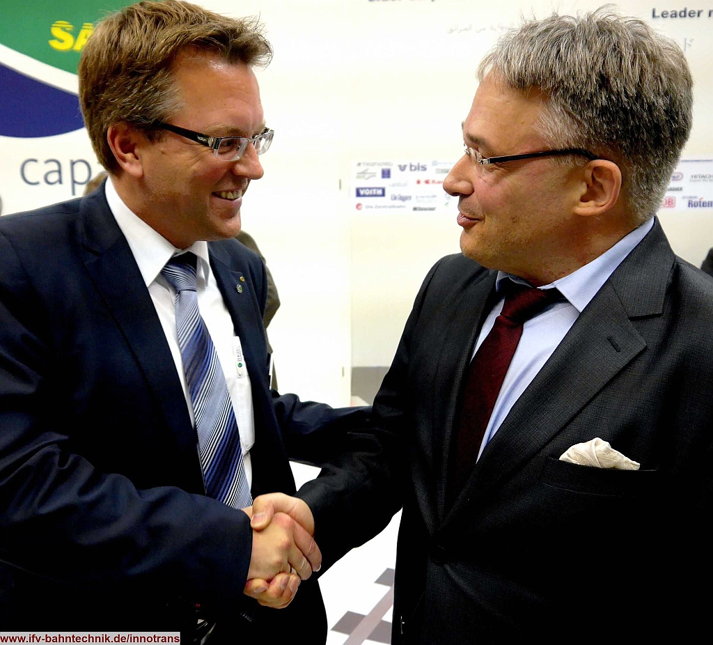 100_InnoTrans2016_IFV-BAHNTECHNIK_Copyright2016.JPG - v.l.n.r.: Dipl.Ing Roger-A. DIRKSMEIER - [FOGTEC Brandschutz GmbH & Co.KG] und Dipl.-Volkswirt Eckhard SCHULZ - [IFV BAHNTECHNIK e.V.] 