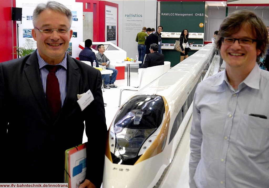 109_InnoTrans2016_IFV-BAHNTECHNIK_Copyright2016.JPG - ALUMNI-Treffen des IFV BAHNTECHNIK e.V. auf der InnoTrans 2016:v.l.n.r.: Dipl.-Volkswirt Eckhard SCHULZ - [IFV BAHNTECHNIK e.V.] und Matthias MOHR - [Deutsche Bahn AG]