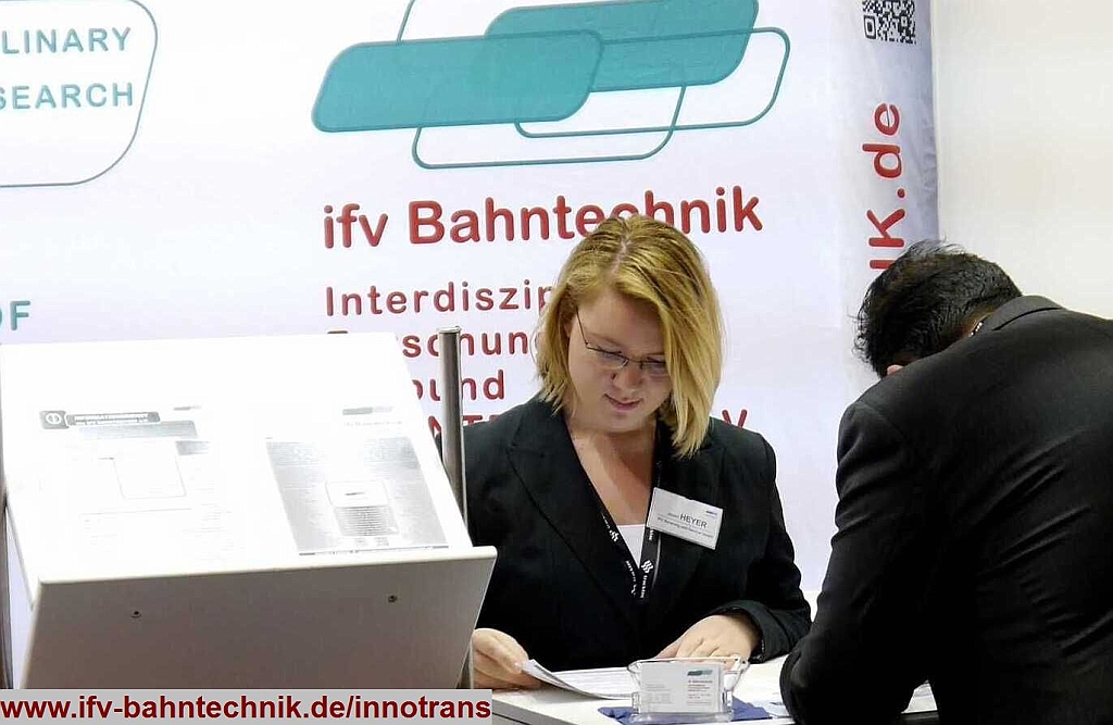 111_InnoTrans2016_IFV-BAHNTECHNIK_Copyright2016.JPG - Messestand des IFV BAHNTECHNIK e.V. auf der InnoTrans 2016: Jenny HEYER (Tagungs- und Eventmanagerin) - [IFV Beratung und Service GmbH]