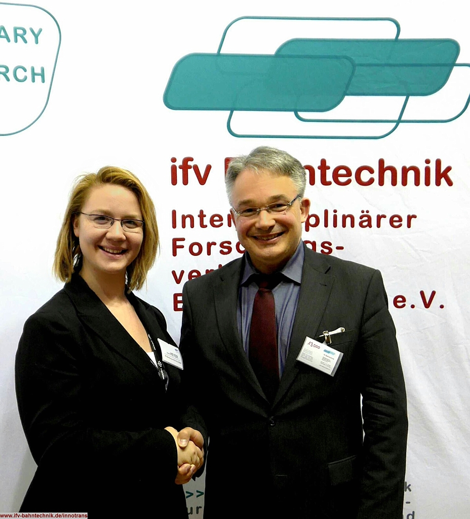 112_InnoTrans2016_IFV-BAHNTECHNIK_Copyright2016.jpg - v.l.n.r.: Jenny HEYER (Tagungs- und Eventmanagerin) - [IFV Beratung und Service GmbH] und Dipl.-Volkswirt Eckhard SCHULZ (Vereinsgeschäftsführer) - [IFV BAHNTECHNIK e.V.]