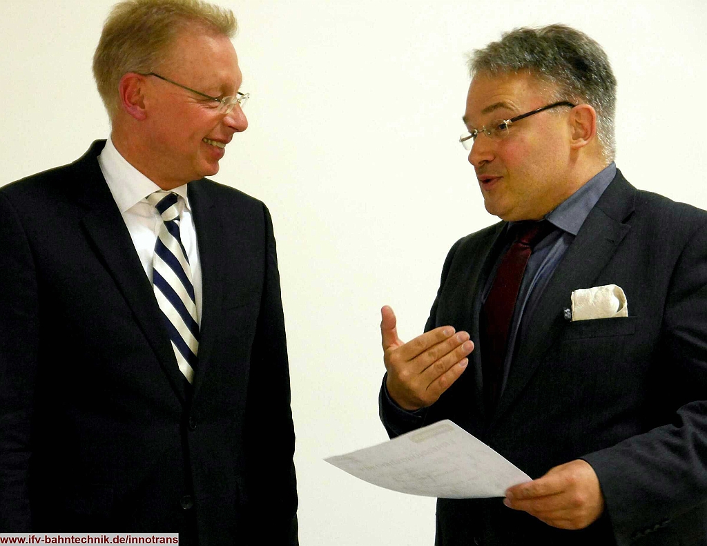 11_InnoTrans2016_SCHULTE-WERNING-FACHBEIRATSERNENNUNG_IFV-BAHNTECHNIK_Copyright2016.JPG - v.l.n.r.: Dr.-Ing. Burkhard SCHULTE-WERNING - [DB Systemtechnik GmbH] und Dipl.-Volkswirt Eckhard SCHULZ - [IFV BAHNTECHNIK e.V.]: Ernennung in den Fachbeirat des IFV BAHNTECHNIK e.V.