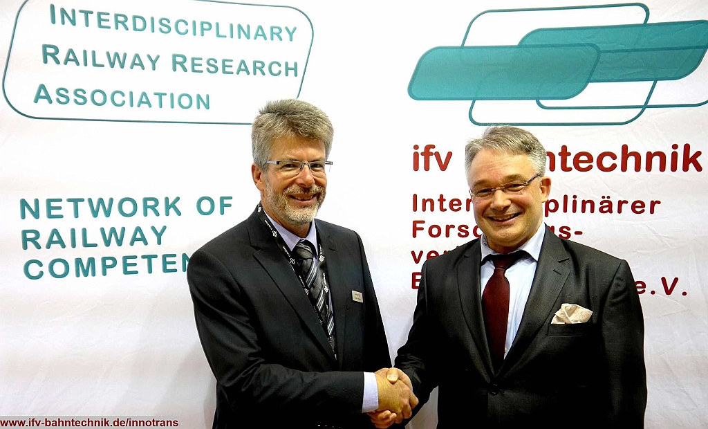 22_InnoTrans2016_IFV-BAHNTECHNIK_Copyright2016.JPG - v.l.n.r.: Dipl.-Ing Stefan BÜHLER - [PROSE AG] und Dipl.-Volkswirt Eckhard SCHULZ - [IFV BAHNTECHNIK e.V.] 