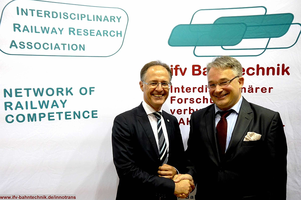 23_InnoTrans2016_IFV-BAHNTECHNIK_Copyright2016.JPG - v.l.n.r.: Frank J. SCHMITT - [BATEGU Gummitechnologie GmbH & Co.KG] und Dipl.-Volkswirt Eckhard SCHULZ - [IFV BAHNTECHNIK e.V.] 