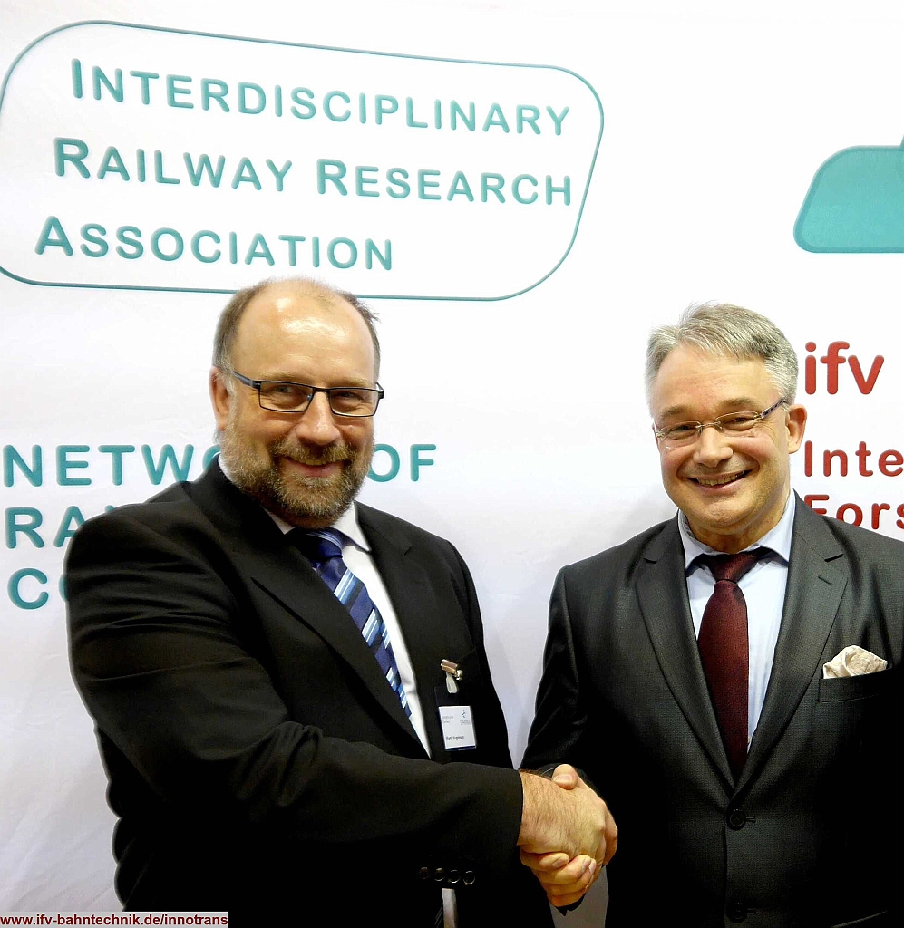 24_InnoTrans2016_IFV-BAHNTECHNIK_Copyright2016.JPG - v.l.n.r.: Martin KUGELMANN - [Spherea GmbH] und Dipl.-Volkswirt Eckhard SCHULZ - [IFV BAHNTECHNIK e.V.] 