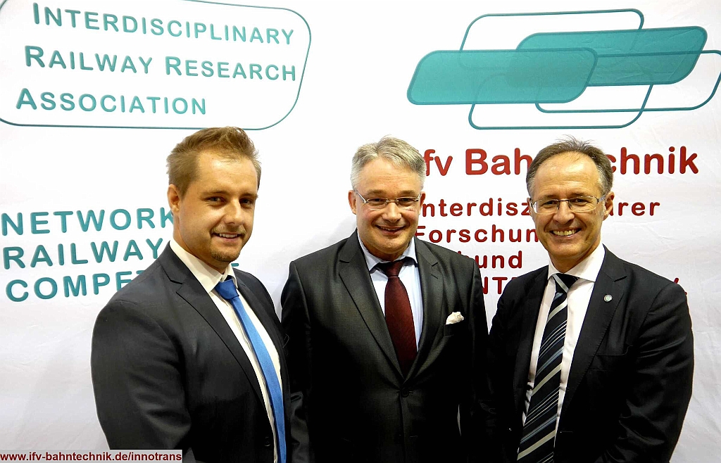 26_InnoTrans2016_IFV-BAHNTECHNIK_Copyright2016.JPG - v.l.n.r.: Georg GREINER - [AQUASYS Technik GmbH], Dipl.-Volkswirt Eckhard SCHULZ - [IFV BAHNTECHNIK e.V.] und  Frank J. SCHMITT - [BATEGU Gummitechnologie GmbH & Co.KG]
