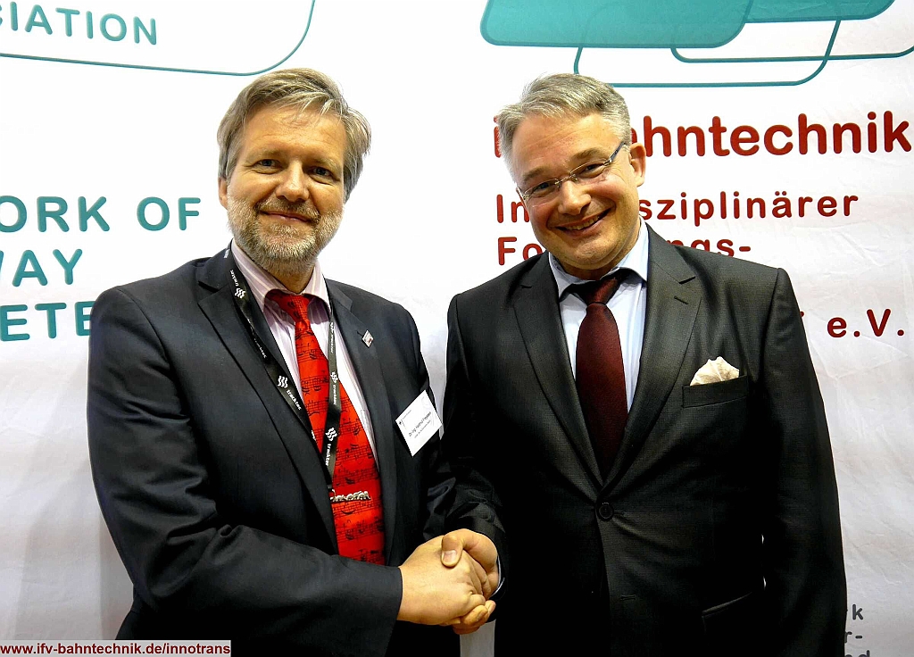 27_InnoTrans2016_IFV-BAHNTECHNIK_Copyright2016.JPG - v.l.n.r.: Dr.-Ing Hartmann FREYSTEIN - [Eisenbahn-Bundesamt Berlin] und Dipl.-Volkswirt Eckhard SCHULZ - [IFV BAHNTECHNIK e.V.] 