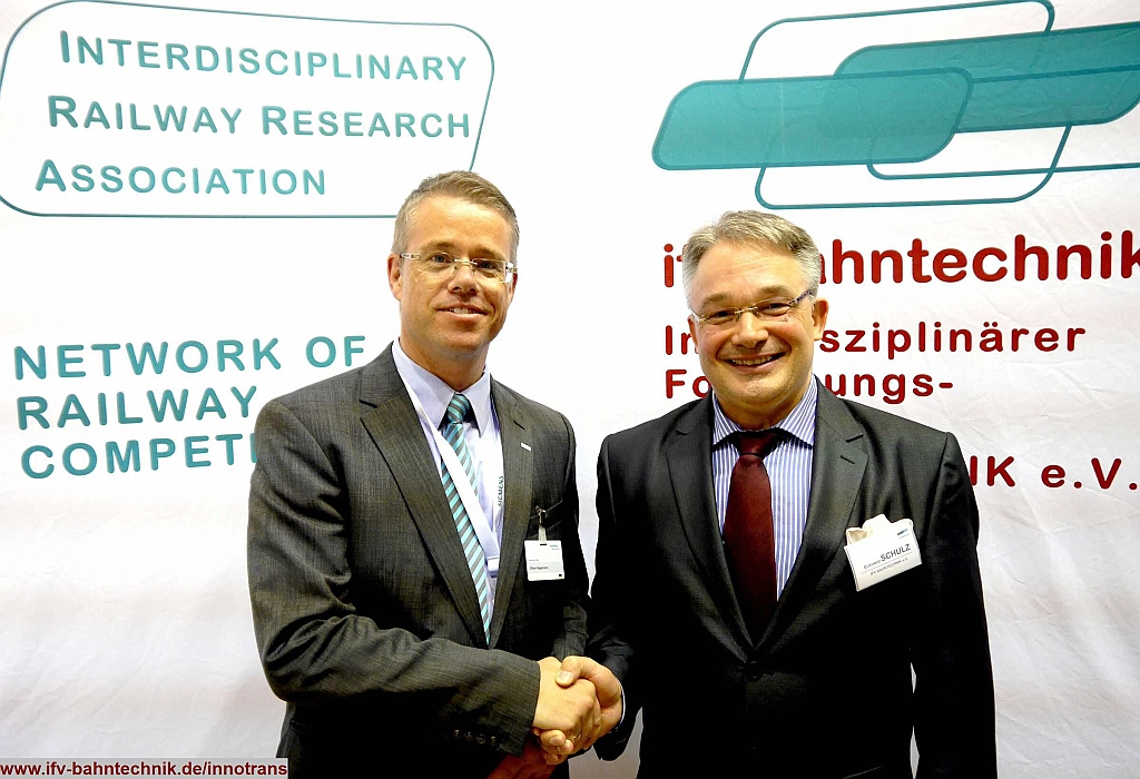 28_InnoTrans2016_IFV-BAHNTECHNIK_Copyright2016.JPG - v.l.n.r.: Oliver HAGEMANN - [SIEMENS AG] und Dipl.-Volkswirt Eckhard SCHULZ - [IFV BAHNTECHNIK e.V.] 