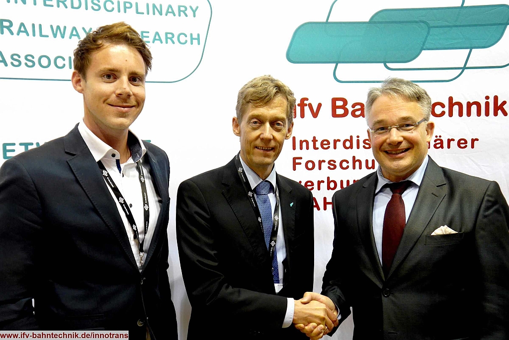 29_InnoTrans2016_IFV-BAHNTECHNIK_Copyright2016.JPG - v.l.n.r.: Sönke LÜCK, B. Sc. - [SIMTES] und Prof. Dr.-Ing. Rolf NAUMANN - [Fachhochschule Bielefeld / SIMTES] und  Dipl.-Volkswirt Eckhard SCHULZ - [IFV BAHNTECHNIK e.V.] 