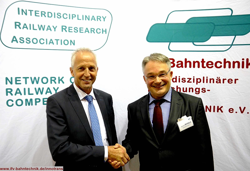 30_InnoTrans2016_IFV-BAHNTECHNIK_Copyright2016.JPG - v.l.n.r.: Ing. Raymond STEIN - [RICARDO Nederland B.V.] und Dipl.-Volkswirt Eckhard SCHULZ - [IFV BAHNTECHNIK e.V.] 