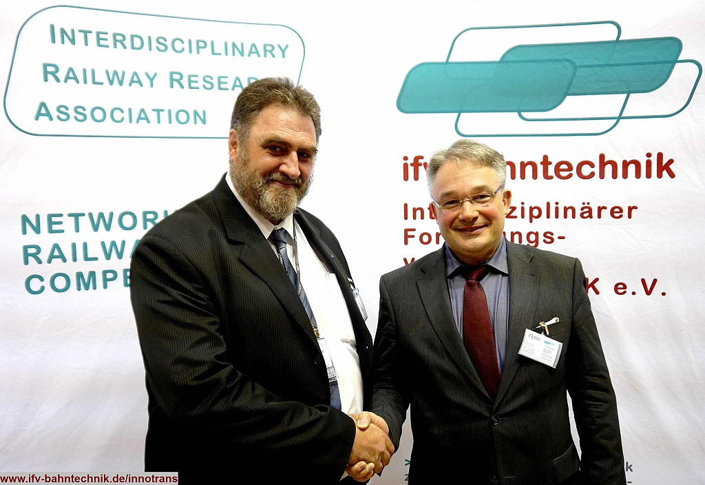 31_InnoTrans2016_IFV-BAHNTECHNIK_Copyright2016.JPG - v.l.n.r.: Dipl.-Ing. Mihai DEMIAN - [TÜV Rheinland InterTraffic GmbH] und Dipl.-Volkswirt Eckhard SCHULZ - [IFV BAHNTECHNIK e.V.] 