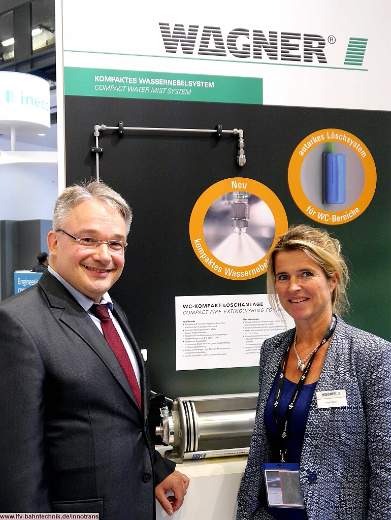 39_InnoTrans2016_IFV-BAHNTECHNIK_Copyright2016.JPG - v.l.n.r.: Dipl.-Volkswirt Eckhard SCHULZ - [IFV BAHNTECHNIK e.V.] und Dipl.-Verw.Wiss. Tanja RUBAS - [WAGNER Schweiz AG] 