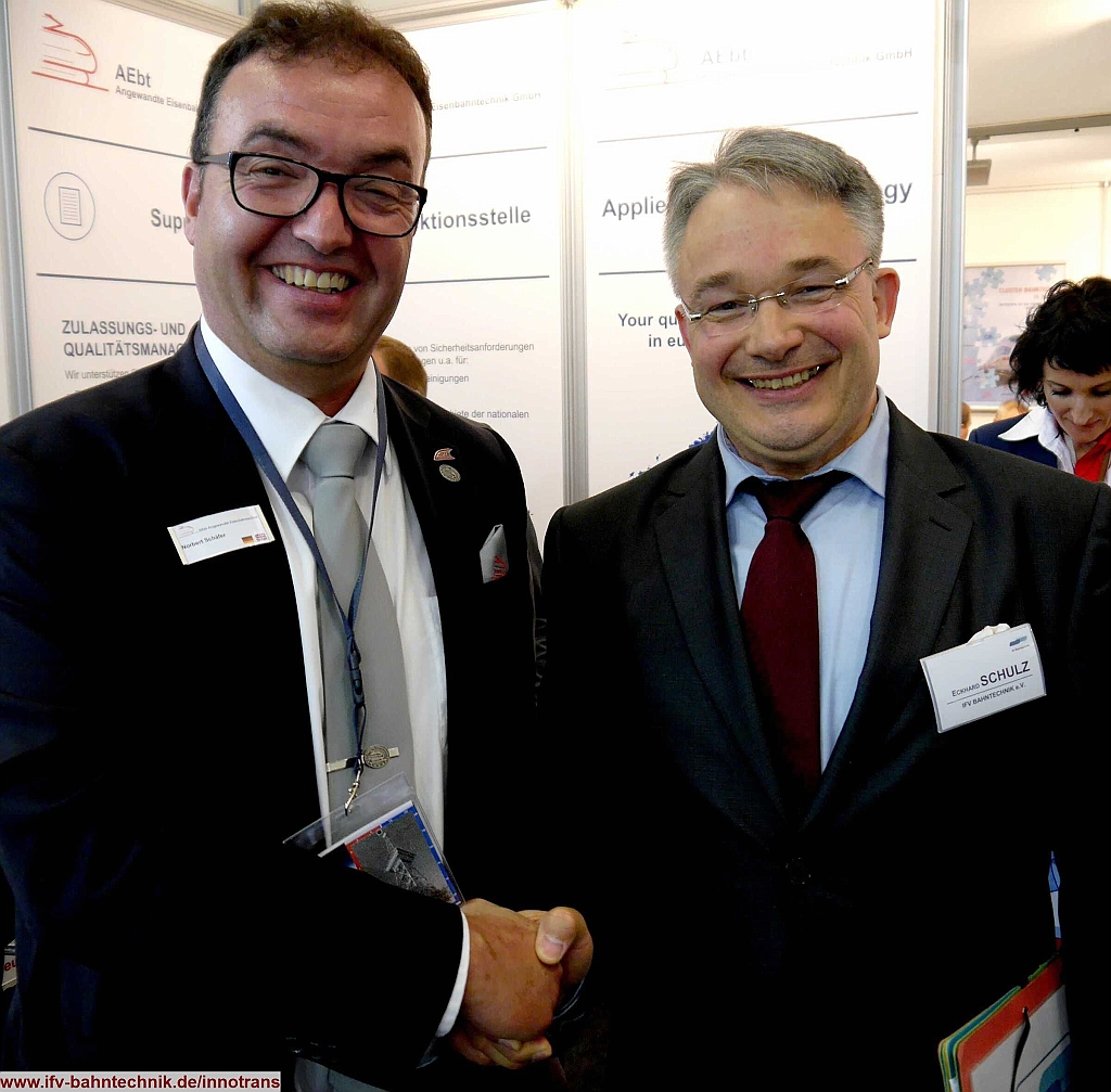 40_InnoTrans2016_IFV-BAHNTECHNIK_Copyright2016.JPG - v.l.n.r.: Nobert SCHÄFER - [AEbt GmbH] und Dipl.-Volkswirt Eckhard SCHULZ - [IFV BAHNTECHNIK e.V.] 
