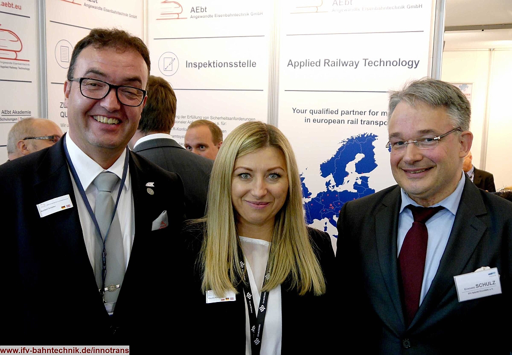 41_InnoTrans2016_IFV-BAHNTECHNIK_Copyright2016.JPG - v.l.n.r.: Nobert SCHÄFER - [AEbt GmbH], Klaudia KONIECZKO - [AEbt GmbH] und Dipl.-Volkswirt Eckhard SCHULZ - [IFV BAHNTECHNIK e.V.] 