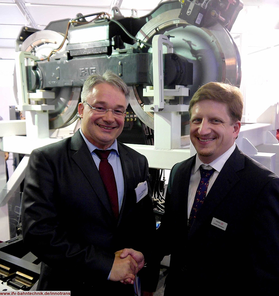 45_InnoTrans2016_IFV-BAHNTECHNIK_Copyright2016.JPG - v.l.n.r.: Dipl.-Volkswirt Eckhard SCHULZ - [IFV BAHNTECHNIK e.V.] und Dipl.-Ing. André ROHRBECK - [PROSE]