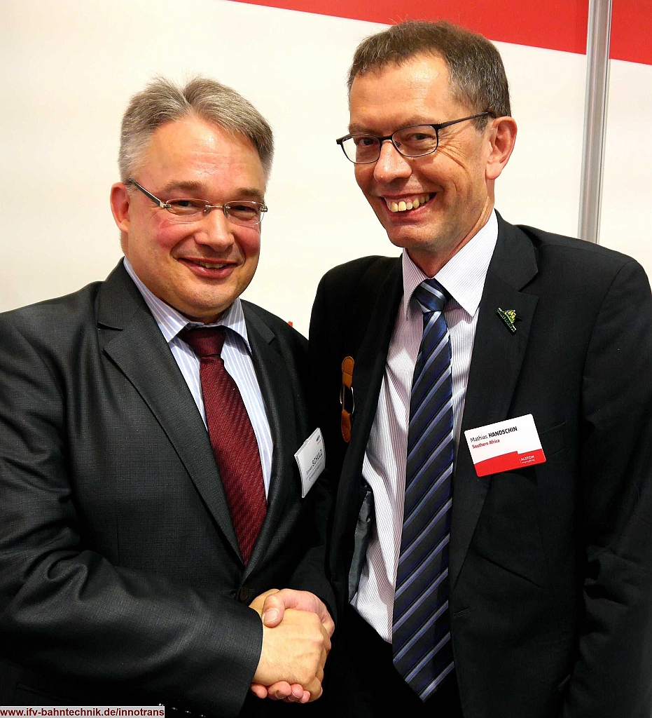 47_InnoTrans2016_IFV-BAHNTECHNIK_Copyright2016.JPG - v.l.n.r.: Dipl.-Volkswirt Eckhard SCHULZ - [IFV BAHNTECHNIK e.V.] und Mathias HANDSCHIN - [ALSTOM]