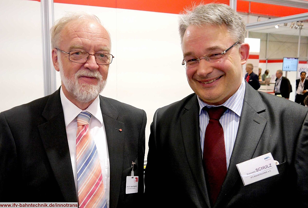 48_InnoTrans2016_IFV-BAHNTECHNIK_Copyright2016.JPG - v.l.n.r.: Prof. Dr.-Ing. Jürgen SIEGMANN - [Technische Universität Berlin] und Dipl.-Volkswirt Eckhard SCHULZ - [IFV BAHNTECHNIK e.V.] 