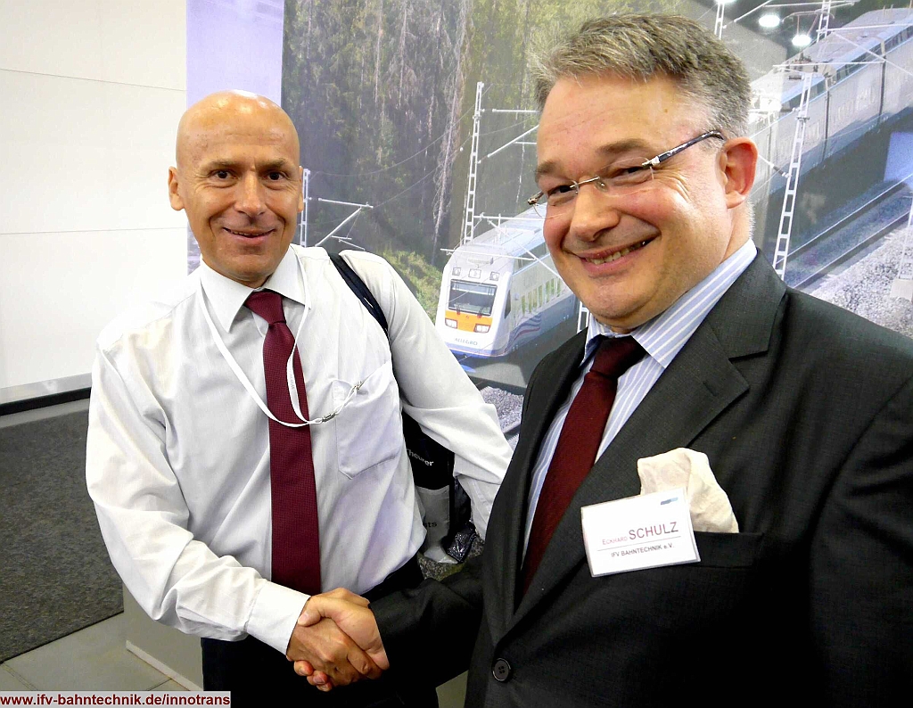 51_InnoTrans2016_IFV-BAHNTECHNIK_Copyright2016.JPG - v.l.n.r.: Dipl.-Ing. Jirí JELÉNEK - [VÚKV a.s] und Dipl.-Volkswirt Eckhard SCHULZ - [IFV BAHNTECHNIK e.V.] 