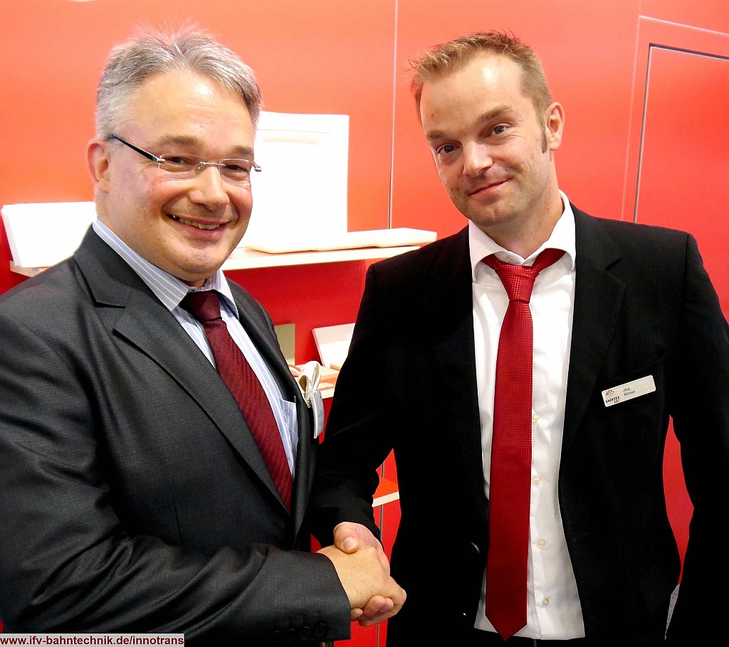 54_InnoTrans2016_IFV-BAHNTECHNIK_Copyright2016.JPG - v.l.n.r.: Dipl.-Volkswirt Eckhard SCHULZ - [IFV BAHNTECHNIK e.V.] und Jörg BÜNKER - [SAERTEX GmbH & Co. KG]