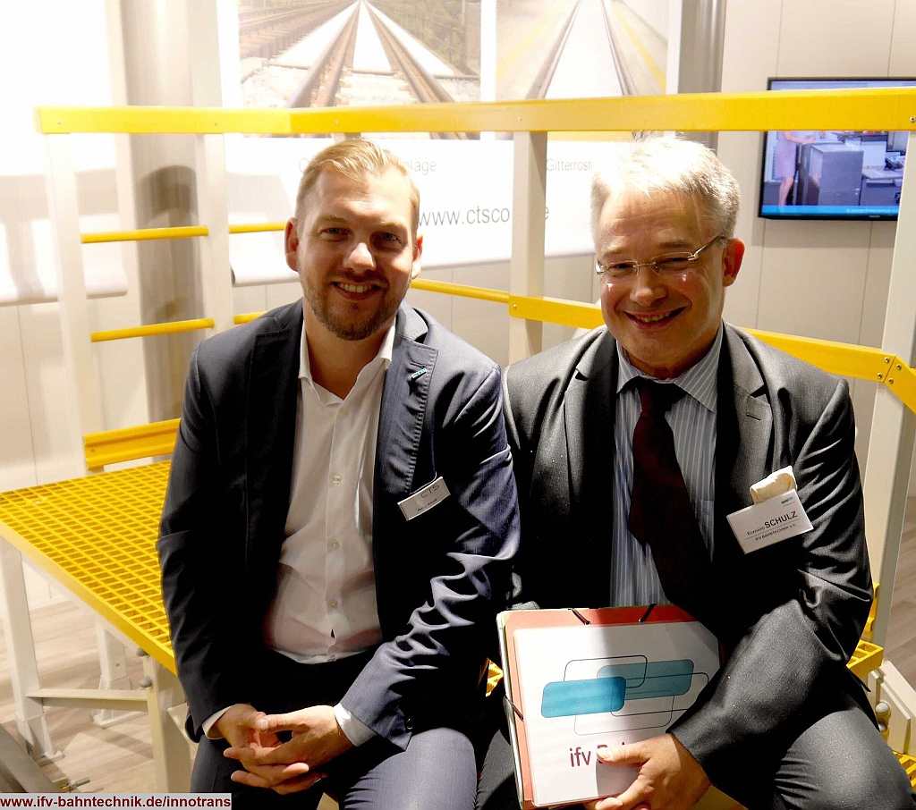 56_InnoTrans2016_IFV-BAHNTECHNIK_Copyright2016.JPG - v.l.n.r.: Phillip WILCZEK - [CTS - Composite Technologie Systeme GmbH] und Dipl.-Volkswirt Eckhard SCHULZ - [IFV BAHNTECHNIK e.V.] 