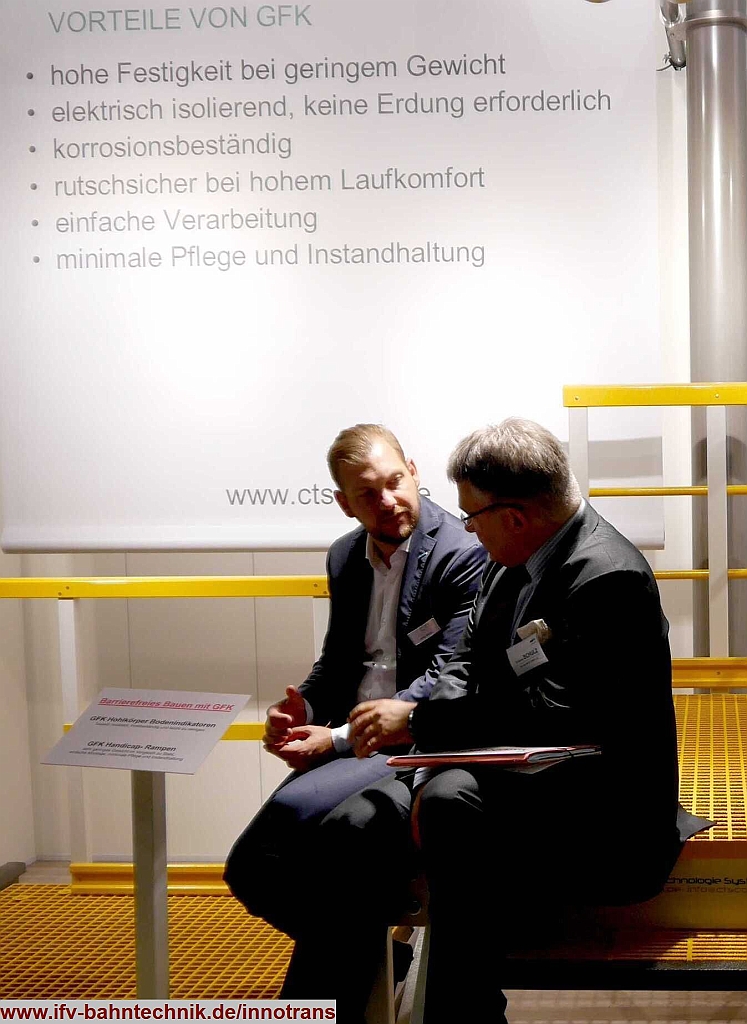 57_InnoTrans2016_IFV-BAHNTECHNIK_Copyright2016.JPG - v.l.n.r.: Phillip WILCZEK - [CTS - Composite Technologie Systeme GmbH] und Dipl.-Volkswirt Eckhard SCHULZ - [IFV BAHNTECHNIK e.V.] 