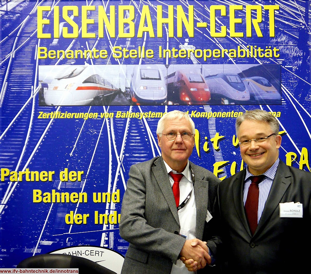 60_InnoTrans2016_IFV-BAHNTECHNIK_Copyright2016.JPG - v.l.n.r.: Dipl.-Ing. Ulrich WIESCHOLEK - [EBC, Bonn] und Dipl.-Volkswirt Eckhard SCHULZ - [IFV BAHNTECHNIK e.V.] 