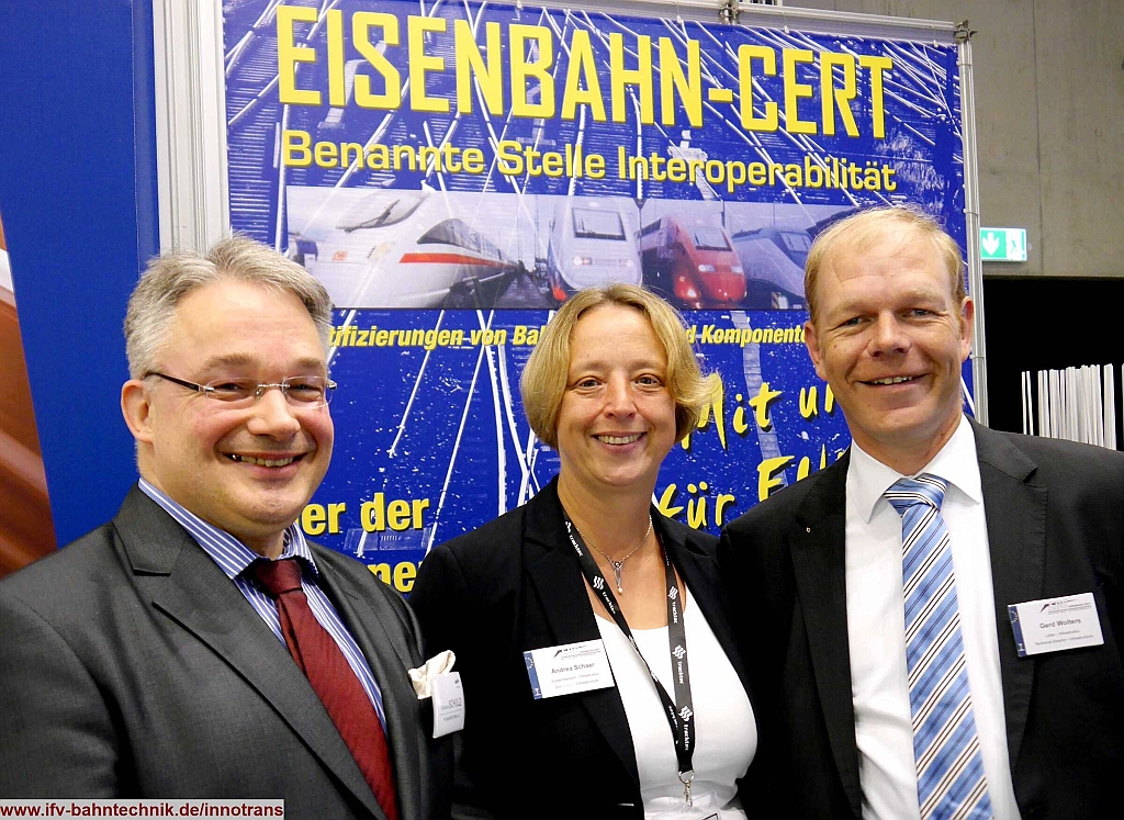 61_InnoTrans2016_IFV-BAHNTECHNIK_Copyright2016.JPG - v.l.n.r.: Dipl.-Volkswirt Eckhard SCHULZ - [IFV BAHNTECHNIK e.V.], Andrea SCHAER - [EBC, Berlin] und Gerd WOLTERS - [EBC, Bonn]