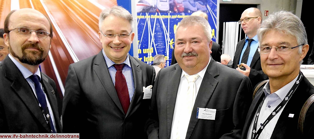 62_InnoTrans2016_IFV-BAHNTECHNIK_Copyright2016.JPG - v.l.n.r.: N.N., Dipl.-Volkswirt Eckhard SCHULZ - [IFV BAHNTECHNIK e.V.], Dipl.-Ing Kurt BALTHUN - [EBC, Bonn] und N.N. 