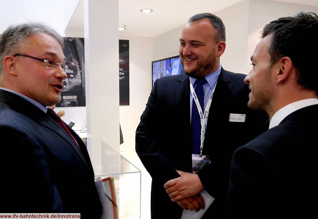 63_InnoTrans2016_IFV-BAHNTECHNIK_Copyright2016.JPG - v.l.n.r.: Dipl.-Volkswirt Eckhard SCHULZ - [IFV BAHNTECHNIK e.V.], Dipl.-Ing. Mathias ROMUND - [Voith Turbo Scharfenberg GmbH] und N.N.