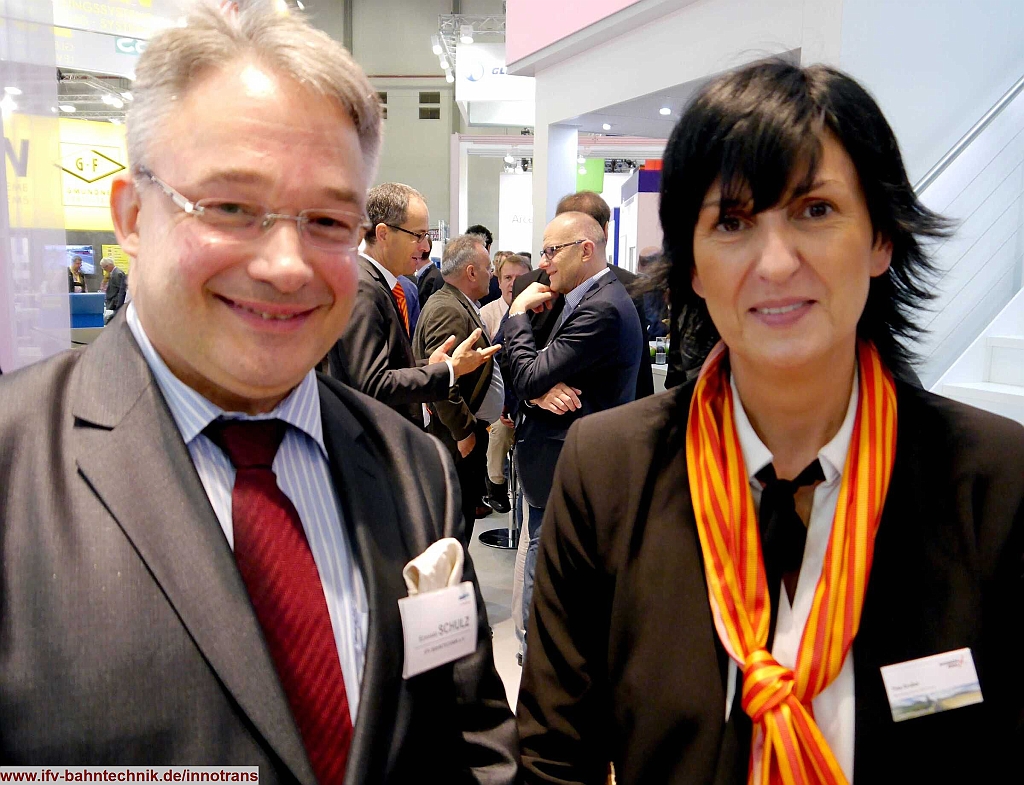 64_InnoTrans2016_IFV-BAHNTECHNIK_Copyright2016.JPG - v.l.n.r.: Dipl.-Volkswirt Eckhard SCHULZ - [IFV BAHNTECHNIK e.V.] und Tina GRUBE - [RS Gleisbau GmbH // RHOMBERG SERSA RAIL GROUP]