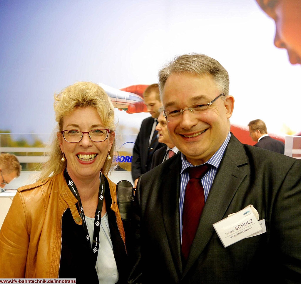 67_InnoTrans2016_IFV-BAHNTECHNIK_Copyright2016.JPG - v.l.n.r.: Cornelia OEHMKE - [DB Engineering & Consulting GmbH] und Dipl.-Volkswirt Eckhard SCHULZ - [IFV BAHNTECHNIK e.V.] 