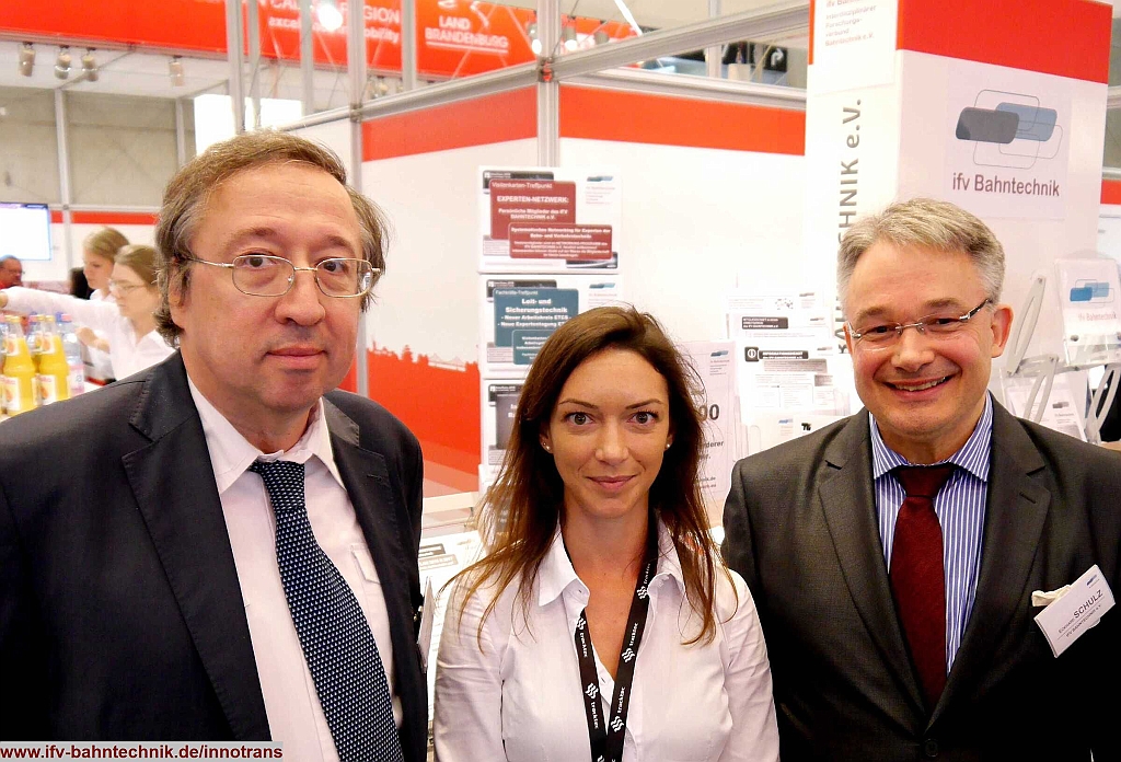 69_InnoTrans2016_IFV-BAHNTECHNIK_Copyright2016.JPG - v.l.n.r.: Matthias POTRAFKE - [EBC, Bonn], Verena AULENBACHER - [ZIELPULS GmbH] und Dipl.-Volkswirt Eckhard SCHULZ - [IFV BAHNTECHNIK e.V.] 
