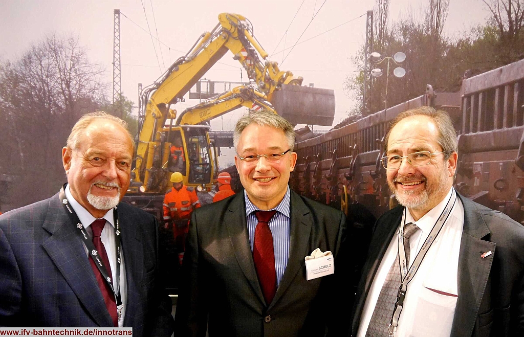 70_InnoTrans2016_IFV-BAHNTECHNIK_Copyright2016.JPG - v.l.n.r.: em. Prof. Dr. techn. Klaus RIEßBERGER - [Technische Universität Graz], Dipl.-Volkswirt Eckhard SCHULZ - [IFV BAHNTECHNIK e.V.] und Prof. Dipl.-Ing Dr.-techn. Peter VEITH - [Technische Universität Graz]