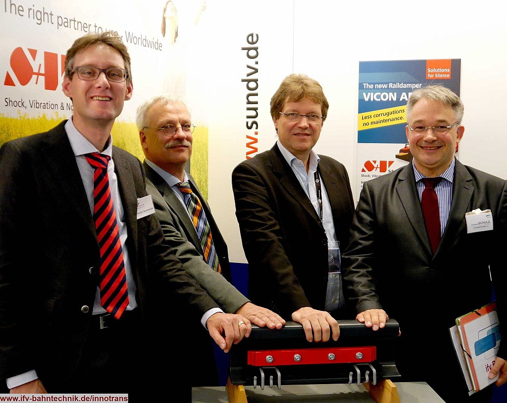 73_InnoTrans2016_IFV-BAHNTECHNIK_Copyright2016.JPG - v.l.n.r.: Dr.-Ing. Christoph GRAMOWSKI - [Schrey & Veit GmbH], N.N., Dipl.-Ing Günther VEIT - [Schrey & Veit GmbH],  Dipl.-Volkswirt Eckhard SCHULZ - [IFV BAHNTECHNIK e.V.] 