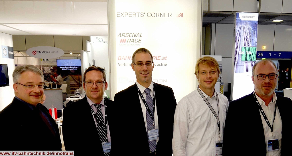 74_InnoTrans2016_IFV-BAHNTECHNIK_Copyright2016.JPG - v.l.n.r.: Dipl.-Volkswirt Eckhard SCHULZ - [IFV BAHNTECHNIK e.V.], DI Gert Pascoli, MSc - [Arsenal Reailway Certification GmbH], DI Christoph HANDEL - [Arsenal Railway Certification GmbH], Dr. DI Andreas KAINZ - [Arsenal Railway Certification GmbH] und N.N.