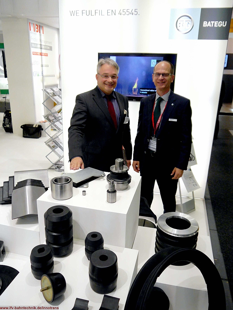 76_InnoTrans2016_IFV-BAHNTECHNIK_Copyright2016.JPG - v.l.n.r.: Dipl.-Volkswirt Eckhard SCHULZ - [IFV BAHNTECHNIK e.V.] und Heinz C. BILLROTH - BATEGU Gummitechnologie GmbH & Co. KG]